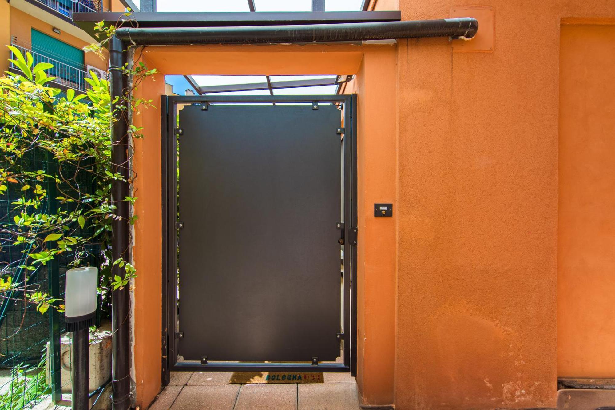 Nettuno Apartment - Private Garden In Bologna Center Buitenkant foto